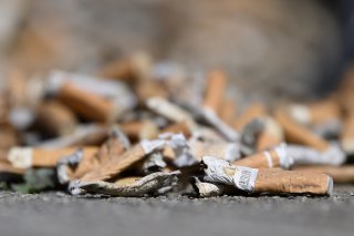 Les mégots de cigarettes jetés négligemment sur les aires de jeux représentent un grand danger pour les enfants (image symbolique)